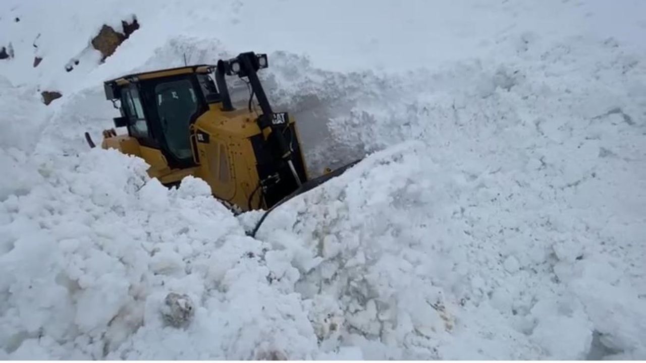 Şırnak'ta iş makinası kar içinde adeta kayboldu