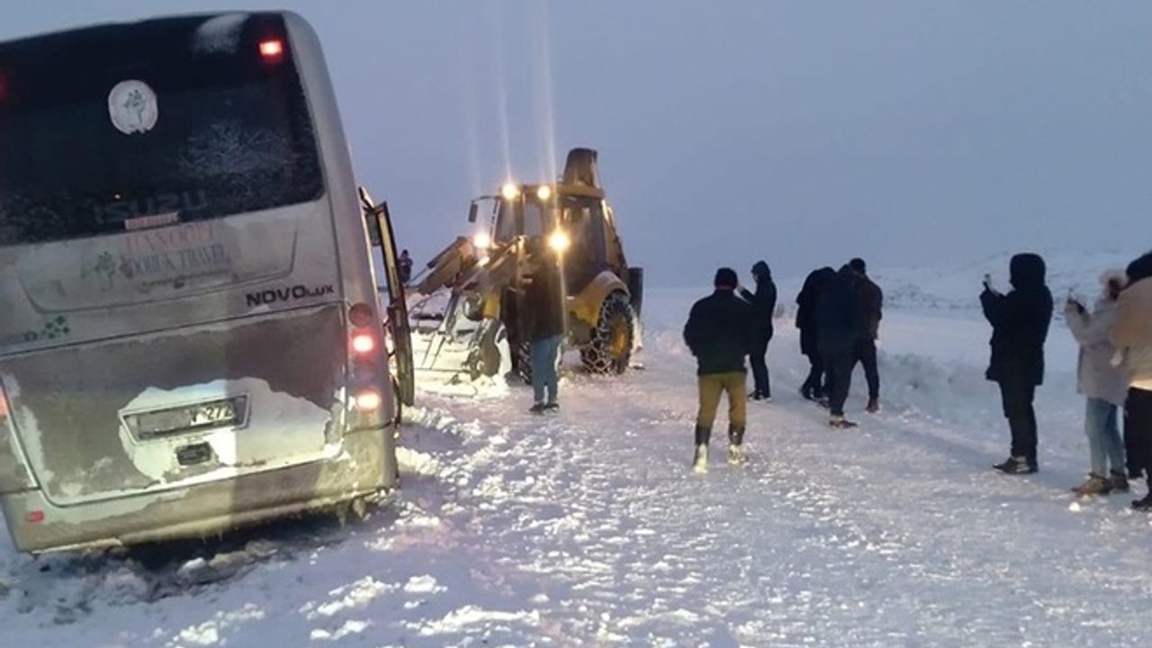Tur otobüsü mahsur kaldı! 30 kişi kurtarıldı