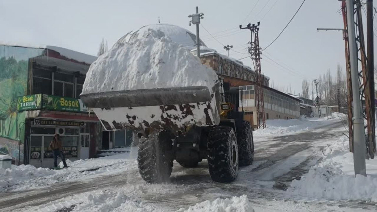 Van'da kar kütlesi kamyonlarla taşınıyor
