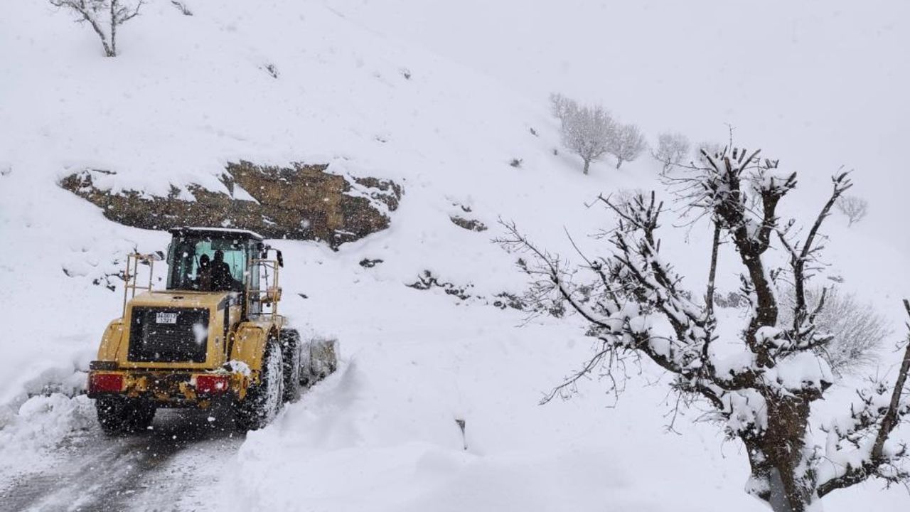 Batman'da Kar Engeli Kalkıyor: 22 Köy ve 17 Mezraya Ulaşım Sağlandı!