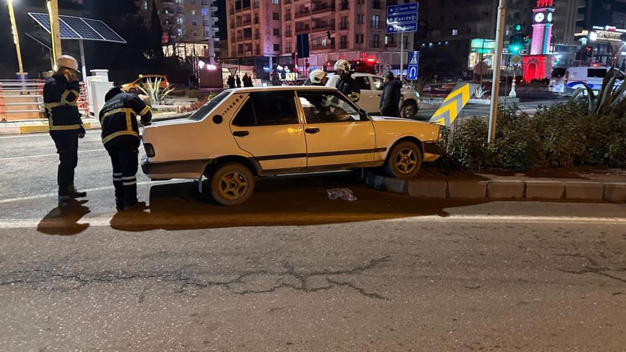 Mardin'de Hızını Alamayan Otomobil Kaza Yaptı: 2 Yaralı