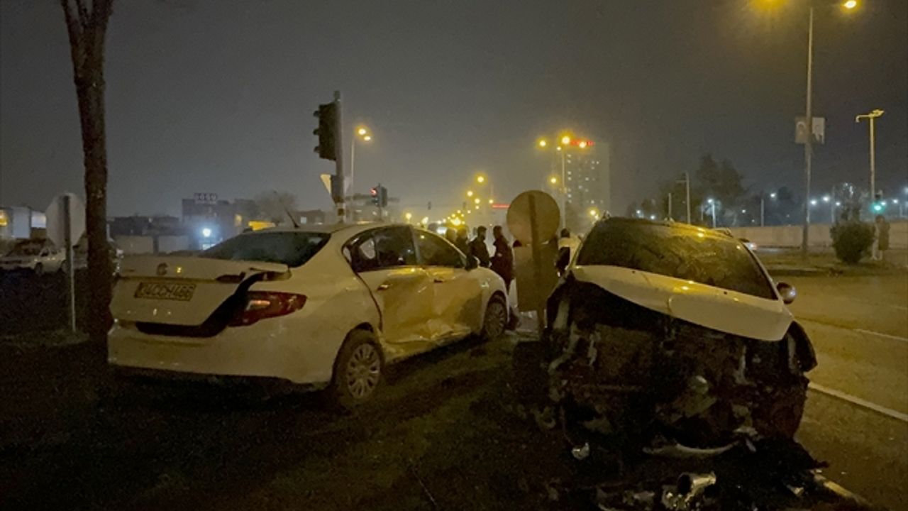 Diyarbakır'da 2 otomobil çarpıştı! Savrulan otomobilde anne ve çocuğu yaralandı