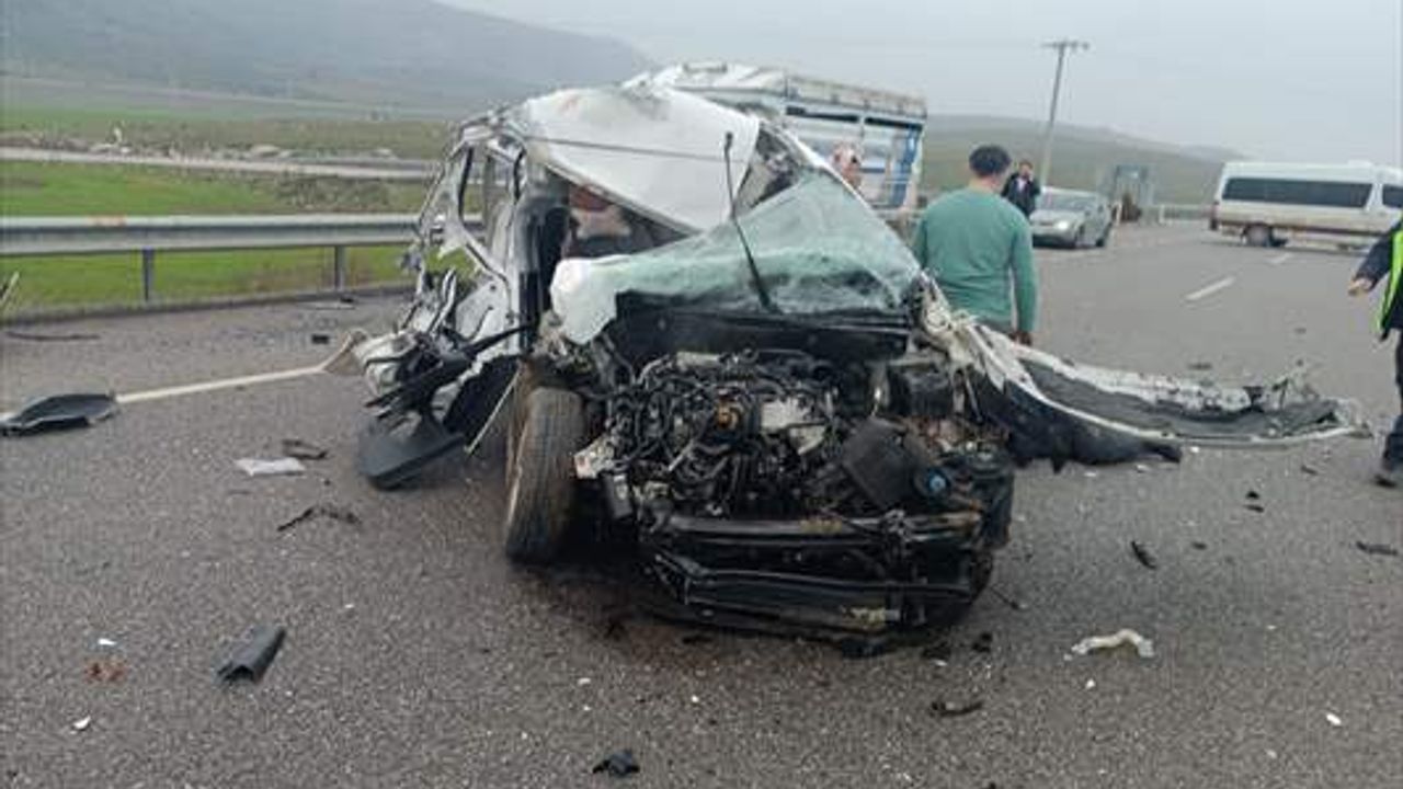 Gaziantep'te iki araç çarpıştı: 3 yaralı