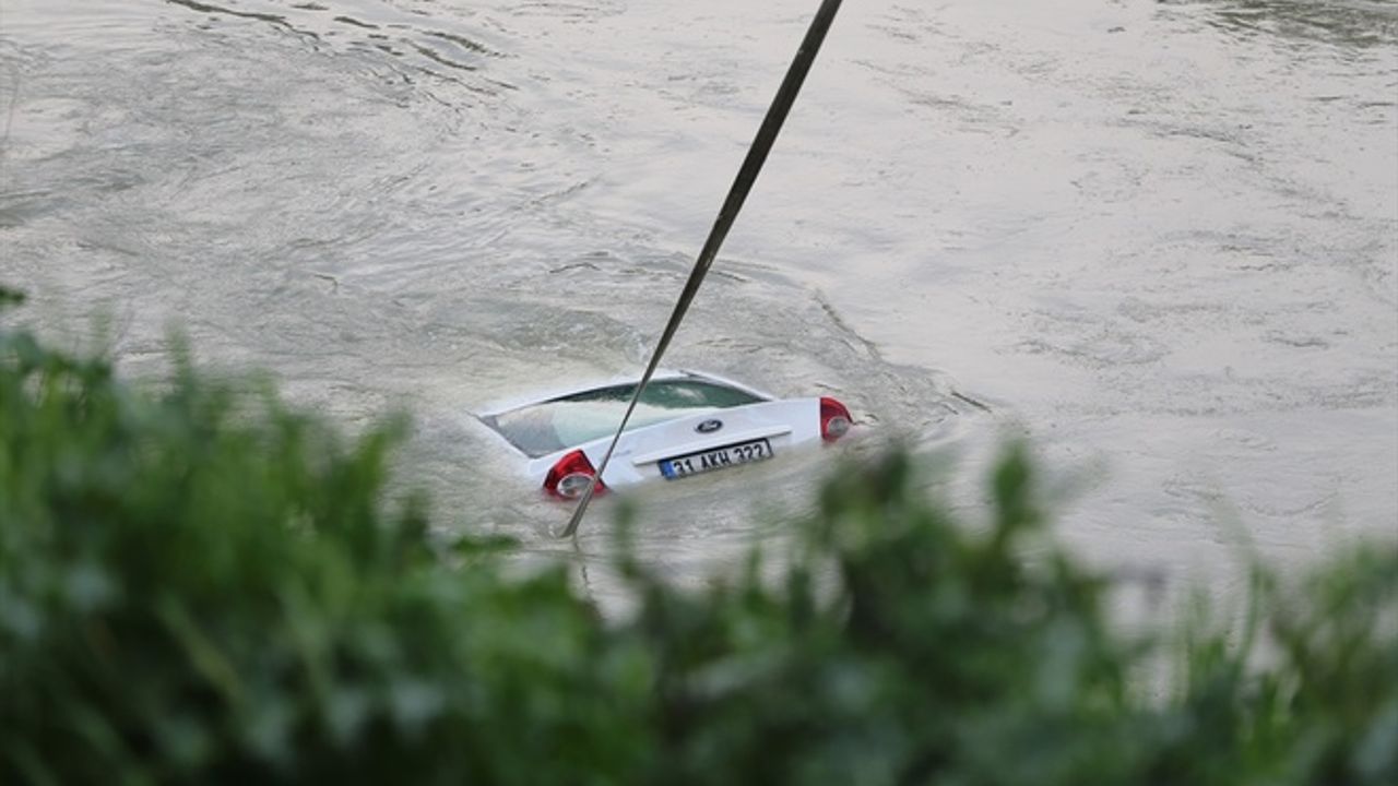 Nehre Uçan Otomobilin Sürücüsü Hayatını Kaybetti