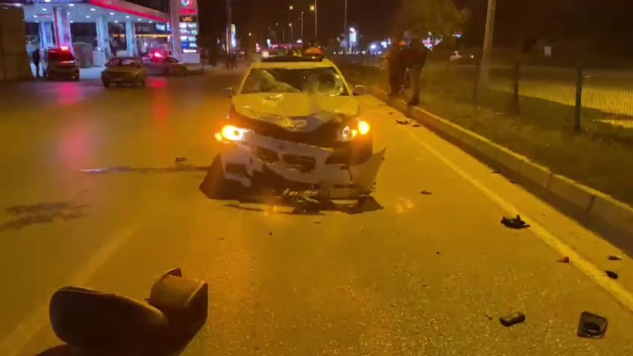 Otomobil motosiklete çarptı! 2 kişi ağır yaralandı