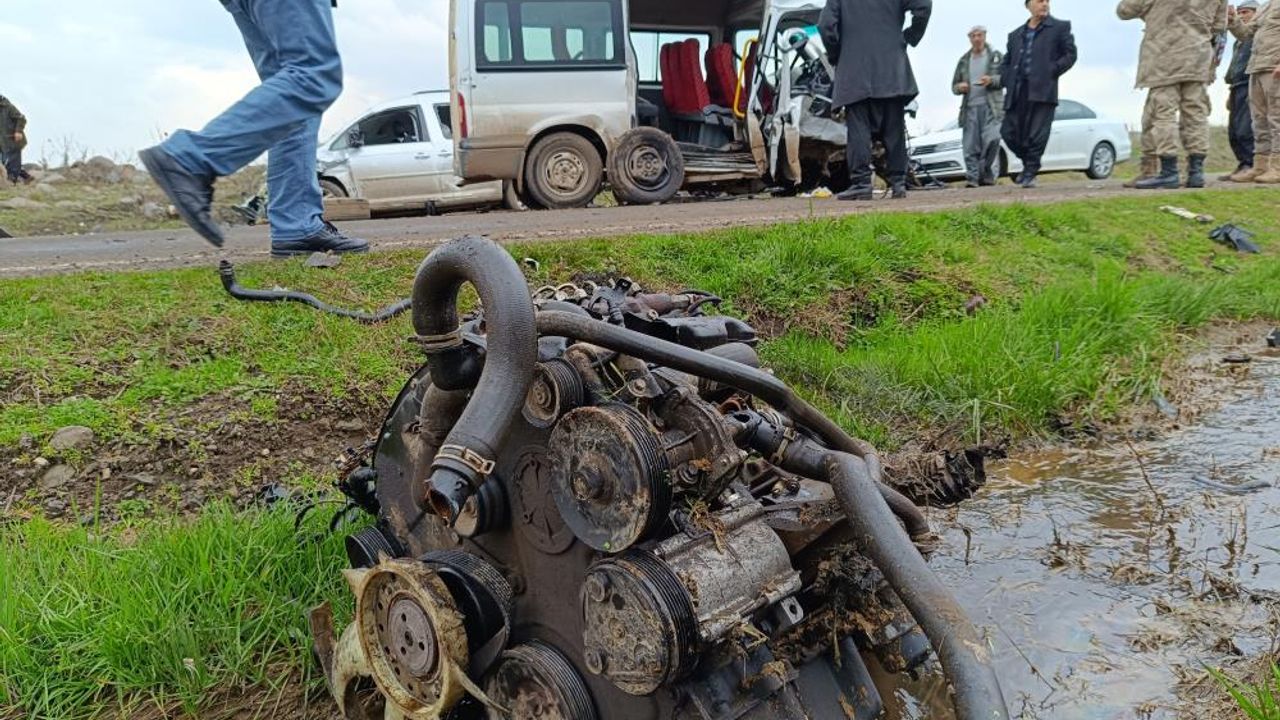 Siverek-Çermik karayolunda yolcu minibüsü ile 2 otomobil çarpıştı: 6 yaralı