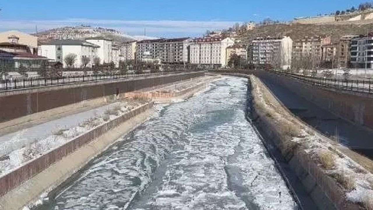 Türkiye'nin En Hızlı Akan Nehri Dondu!