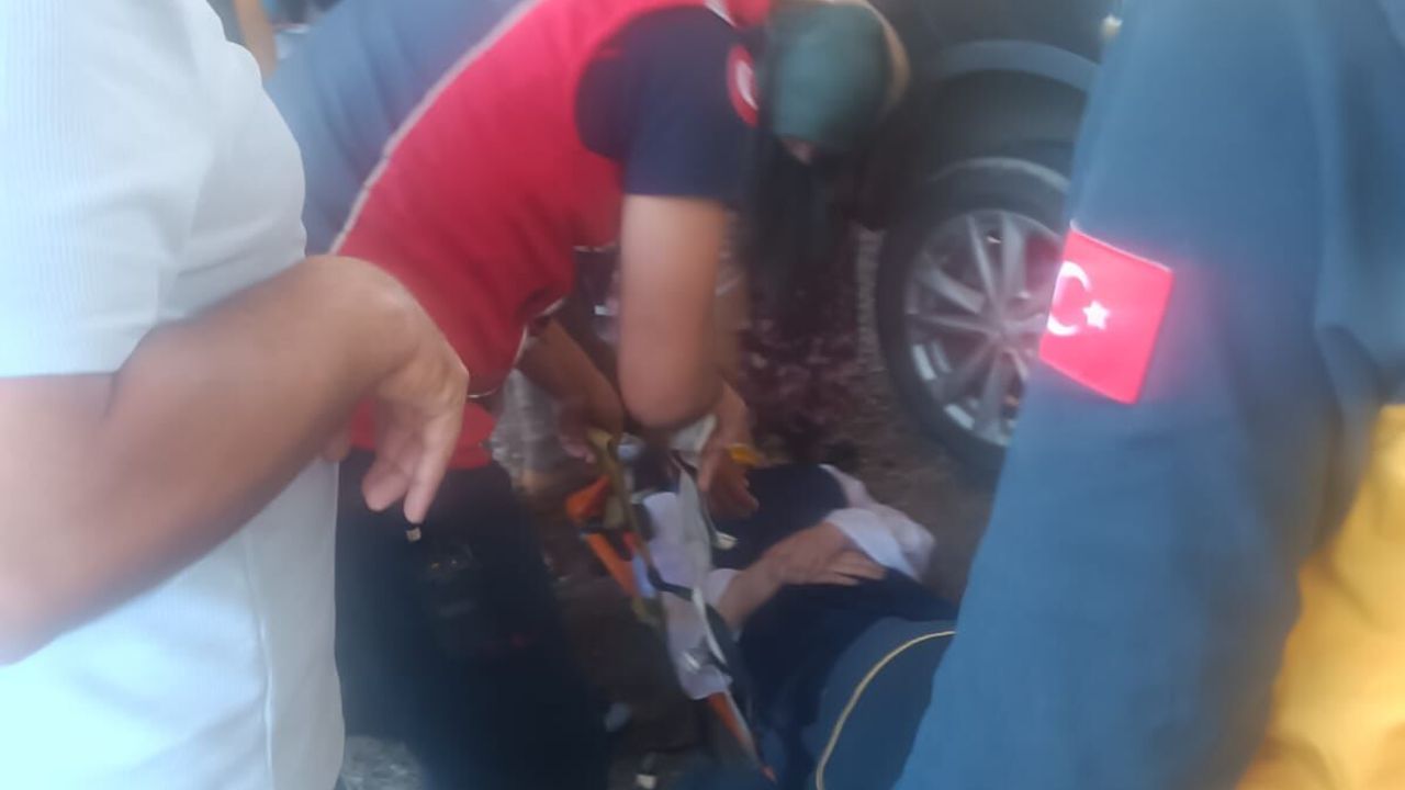 Diyarbakır'da Alt Geçit Duvarına Çarpan Araçta 5 Kişi Yaralandı