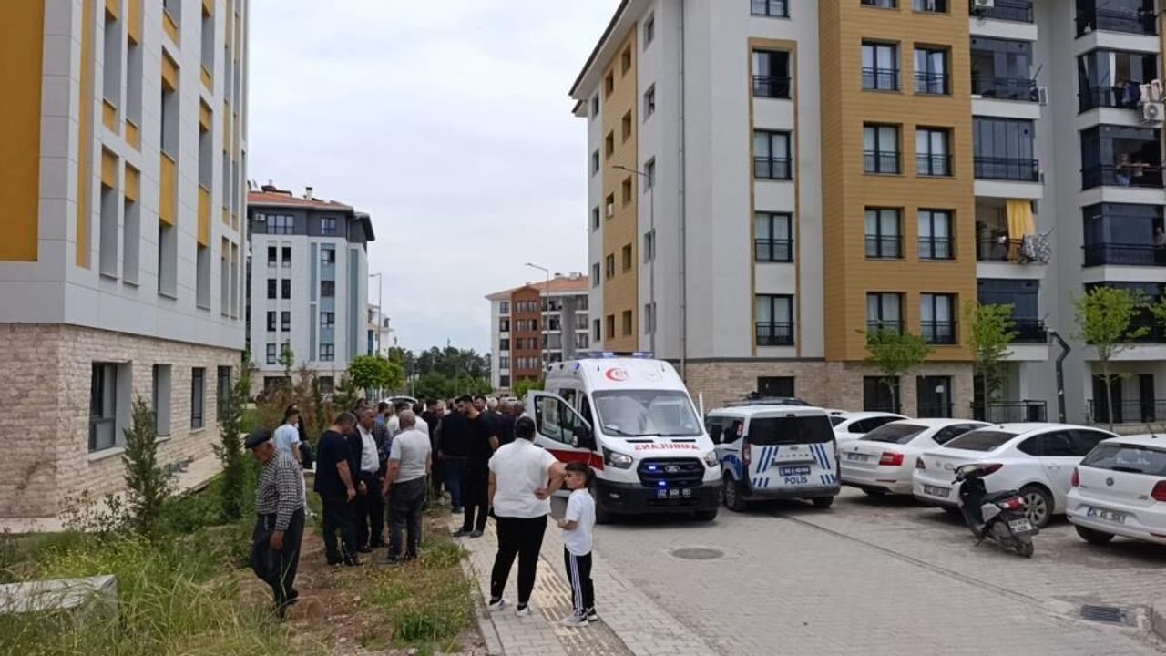 3. Kattaki Evinin Penceresinden Düşen Kişi Ağır Yaralandı