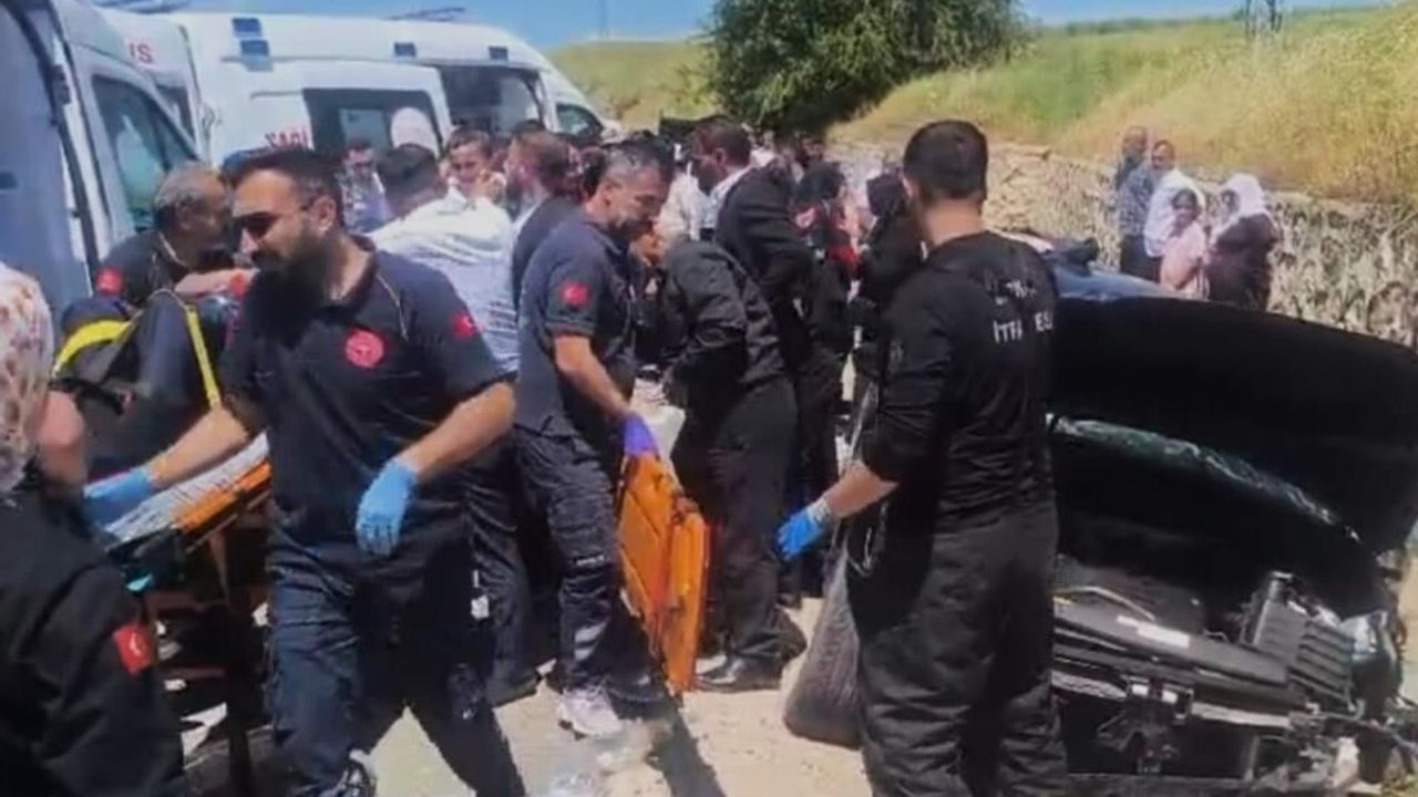 Kontrolden Çıkan Araç Duvara Çarptı: 5 Kişi Yaralandı