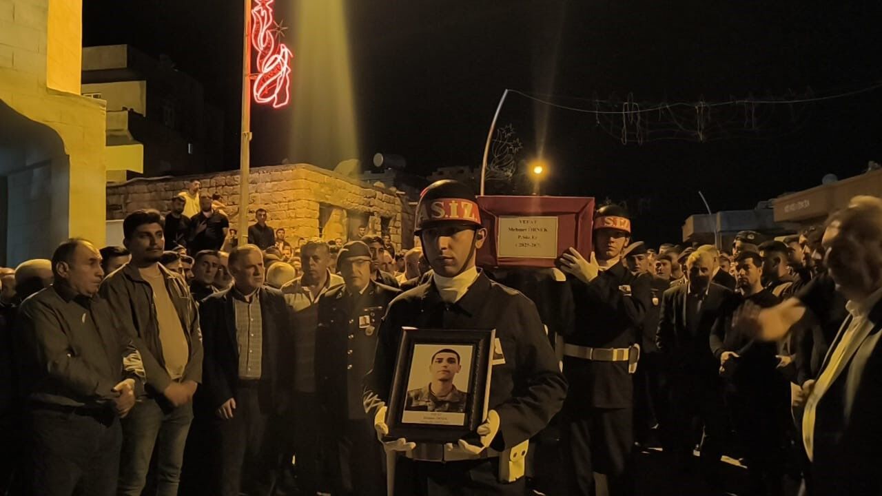 Hatay’daki trafik kazasında ölen sözleşmeli er, Siirt’te defnedildi.