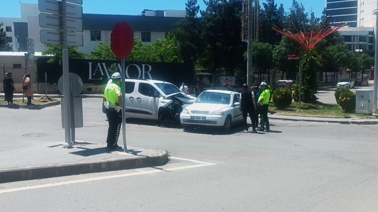 Batman’da İki Araç Çarpıştı; Olayda 3 Kişi Yaralandı