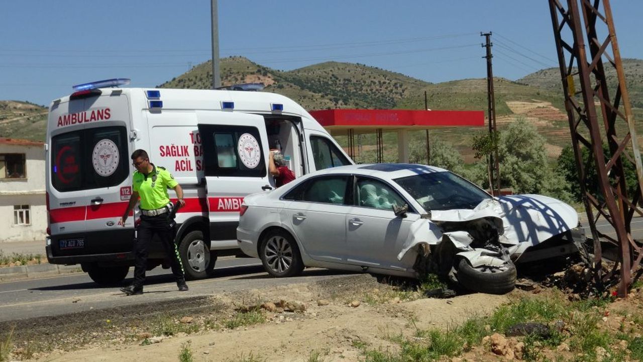 Kontrolden Çıkan Otomobil Elektrik Direğine Çarptı: 2 Yaralı