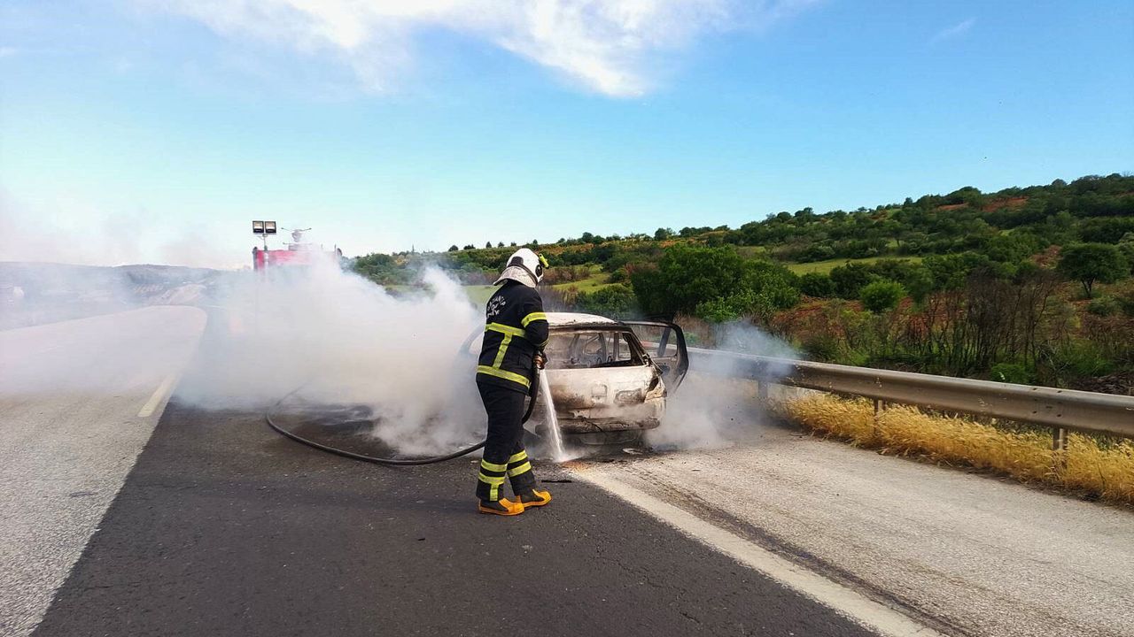 TAG Otoyolu'nda Korkutan Yangın: Sürücü Son Anda Kurtuldu