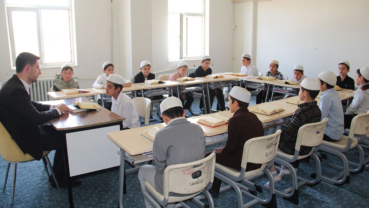 Geleceğin hafız doktorları ve öğretmenleri bu kursta yetişiyor