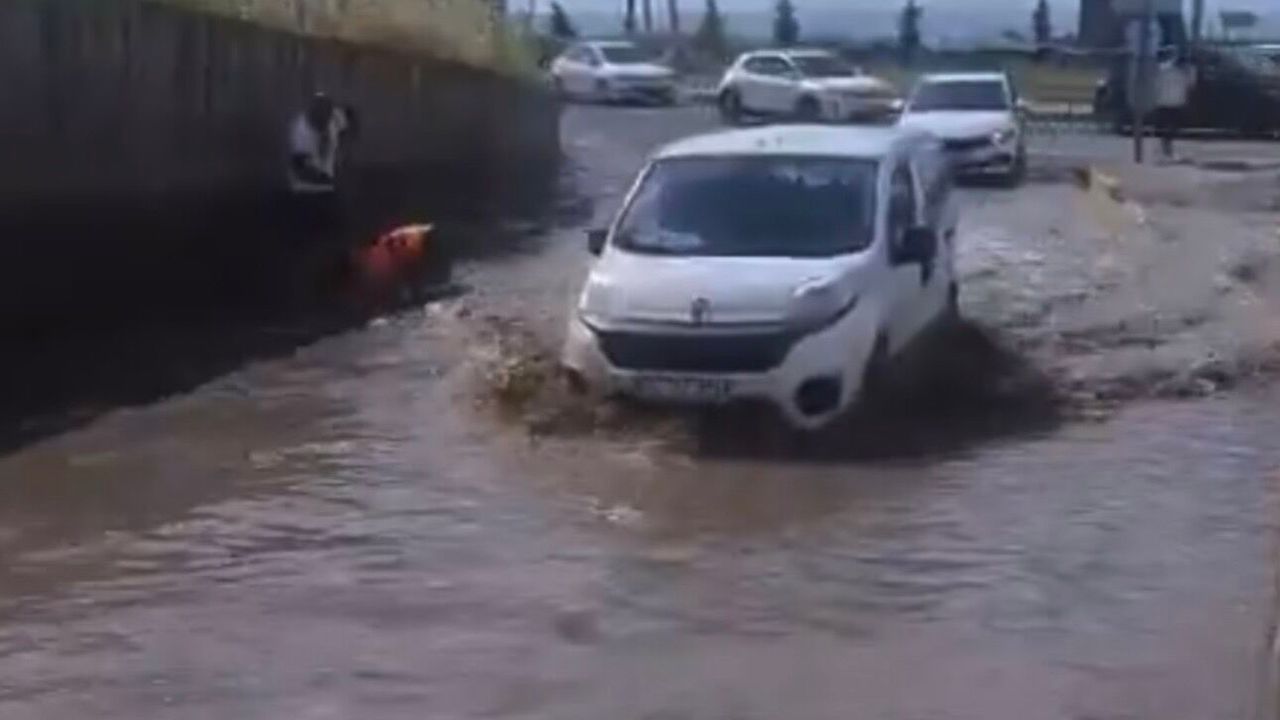 Diyarbakır-Bismil-Çınar Üçyolu Yağışa Teslim Oldu