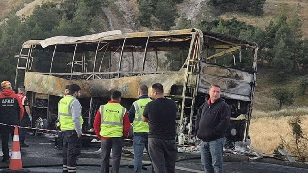 Yolcu Otobüsü Bariyerlere Çarpıp Yandı: 8 Ölü, 33 Yaralı