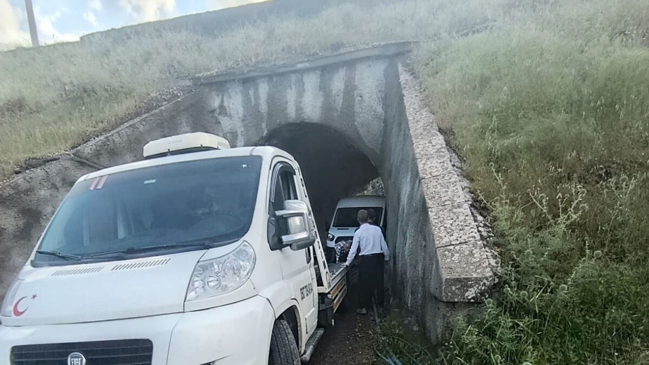 Sağanak Faciası Kıl Payı Atlatıldı: Minibüsteki Aile Kurtarıldı
