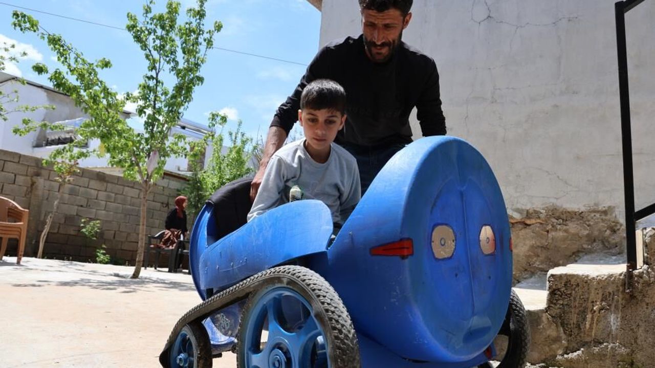 Engelli çocuğu için atık malzemelerden paletli, akülü araba yaptı