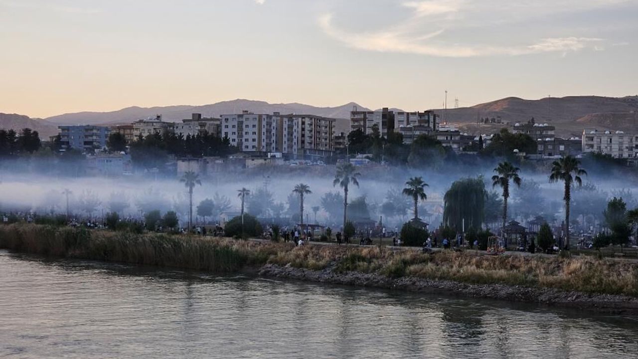Dicle Nehri Yatağında Mangal Dumanından Sis Bulutu Oluştu