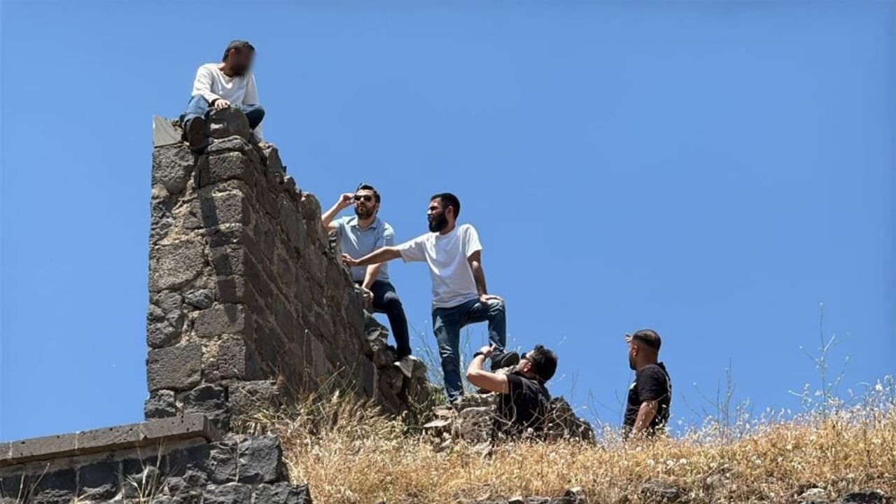 Diyarbakır’da  Surlara Çıkan Şahıs Bir Saatlik Çaba Sonucu İ