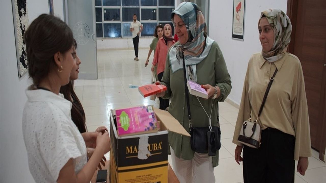 Tiyatro Oyunu İçin Bilet Yerine Kitap Bağışı Topladılar