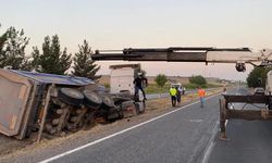 Bismil’de taş yüklü tır devrildi yol kapandı