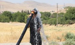 Mardin'de Sıcaktan Bunalan Gençten İlginç Serinleme Yöntemi