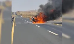 Diyarbakır-Şanlıurfa Yolunda Otomobil Alev Topuna Döndü