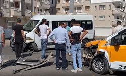 Diyarbakır'da minibüs taksi ile çarpıştı, 2 kişi yaralandı