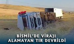 Bismil’de virajı alamayan tır devrildi