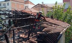 Malatya’da ağır hasarlı evin çatısında yangın