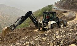 Kulp’ta aşırı yağış nedeniyle çöken yolları açma çalışmaları sürüyor