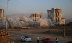 Malatya'da 15'er katlı 3 bina patlayıcılarla eş zamanlı olarak yıkıldı!