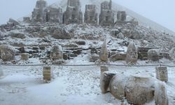 Nemrut Dağı'nda mevsimin ilk karı, heykelleri beyaza boyadı