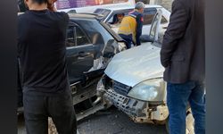 Diyarbakır'da 3 otomobilin karıştığı zincirleme kazada 2 kişi yaralandı