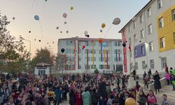 Çocuklar, Filistinli akranları için gökyüzüne balon saldı