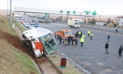 Diyarbakır'dan İzmir'e giden yolcu otobüsü ile TIR çarpıştı: 10 yaralı