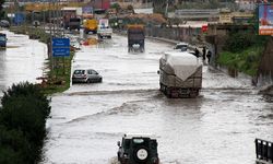 Lübnan'da sağanak taşkınlara yol açtı, sahil yolu çöktü