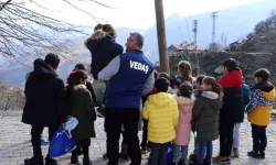 VEDAŞ, İlçedeki Okullara Kışlık Elbise Hediye Etti