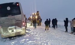 Tur otobüsü mahsur kaldı! 30 kişi kurtarıldı