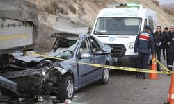 Feci kaza! Otomobil tıra çarptı: 2 ölü, 4 yaralı