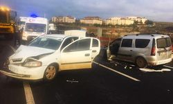 Diyarbakır-Siverek kara yolunda iki otomobil çarpıştı! 4 yaralı