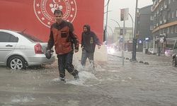 Meteoroloji turuncu kodla uyarmıştı! Antalya'da sokaklar göle döndü
