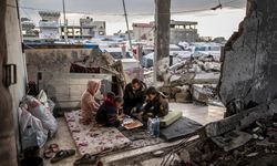 Filistinli Aile Enkazların Arasında İftar Açıyor!