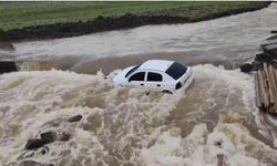 Şiddetli yağış Urfa'yı vurdu! Yolcular faciadan kıl payı kurtuldu