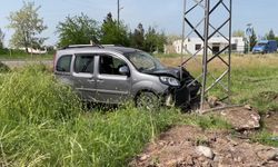 Diyarbakır'da araç elektrik direğine çarptı! 3 yaralı