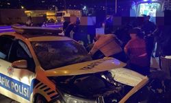 Bariyerlere çarpan polis aracında bulunan 2 polis memuru yaralandı
