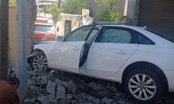 Lüks araç, bahçe duvarına çarptı, sürücü olay yerinden kaçtı