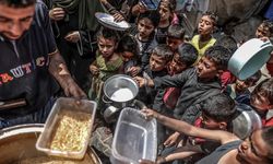 İşgal altındaki Gazze'de Bir öğün yemek için sıraya giriyorlar